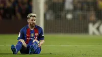 Lionel Messi tak bisa lanjutkan permainan saat Barcelona imbang lawan Atletico Madrid ( (AP Photo/Manu Fernandez)