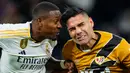 Pemain Real Madrid David Alaba (kiri) duel memperebutkan bola dengan pemain Rayo Vallecano Radamel Falcao pada pertandingan sepak bola La Liga Spanyol antara di Stadion Santiago Bernabeu, Madrid, Spanyol, Minggu (5/11/2023). (AP Photo/Manu Fernandez)