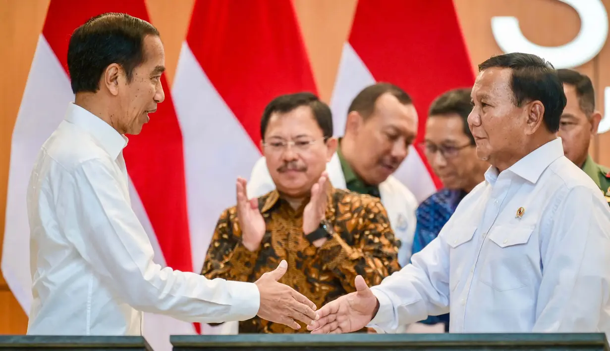 Presiden Republik Indonesia, Joko Widodo (kiri) berjabat tangan dengan Menteri Pertahanan Prabowo Subianto saat peresmian Rumah Sakit Pusat Pertahanan Nasional (RSPPN) di Jakarta pada Senin (19/2/2024). (BAY ISMOYO/AFP)