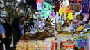 Pengunjung memeriksa lentera Ramadan yang akan dibelinya di salah satu kios di pasar Kota Gaza, Kamis (25/5). Warga Palestina merayakan datangnya bulan puasa dengan memasang lentera tradisional khas Ramadan sebagai dekorasi rumah. (AP Photo/Adel Hana)