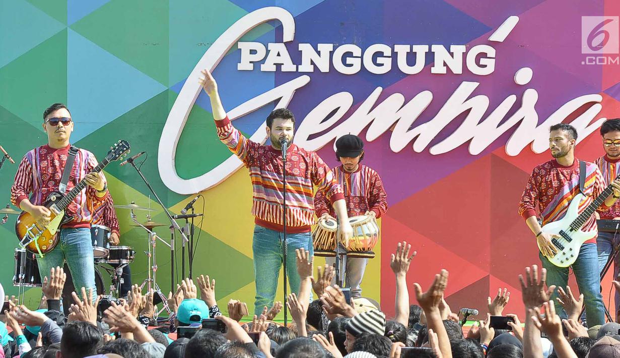 Penyanyi dangdut Ridho Rhoma (dua kiri) saat tampil dalam Panggung Gembira di Semarang, Jawa Tengah, Sabtu (15/12). Sejumlah artis dangdut ternama menghibur masyarakat Semarang. (Liputan6.com/Gholib)