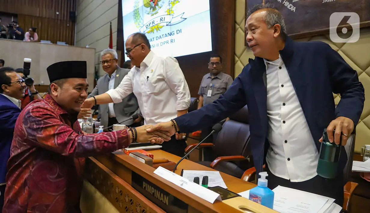 Rapat tersebut berlangsung di ruang rapat Komisi II DPR, yang membidangi kepemiluan, di kompleks parlemen Senayan, Jakarta. (merdeka.com/Arie Basuki)