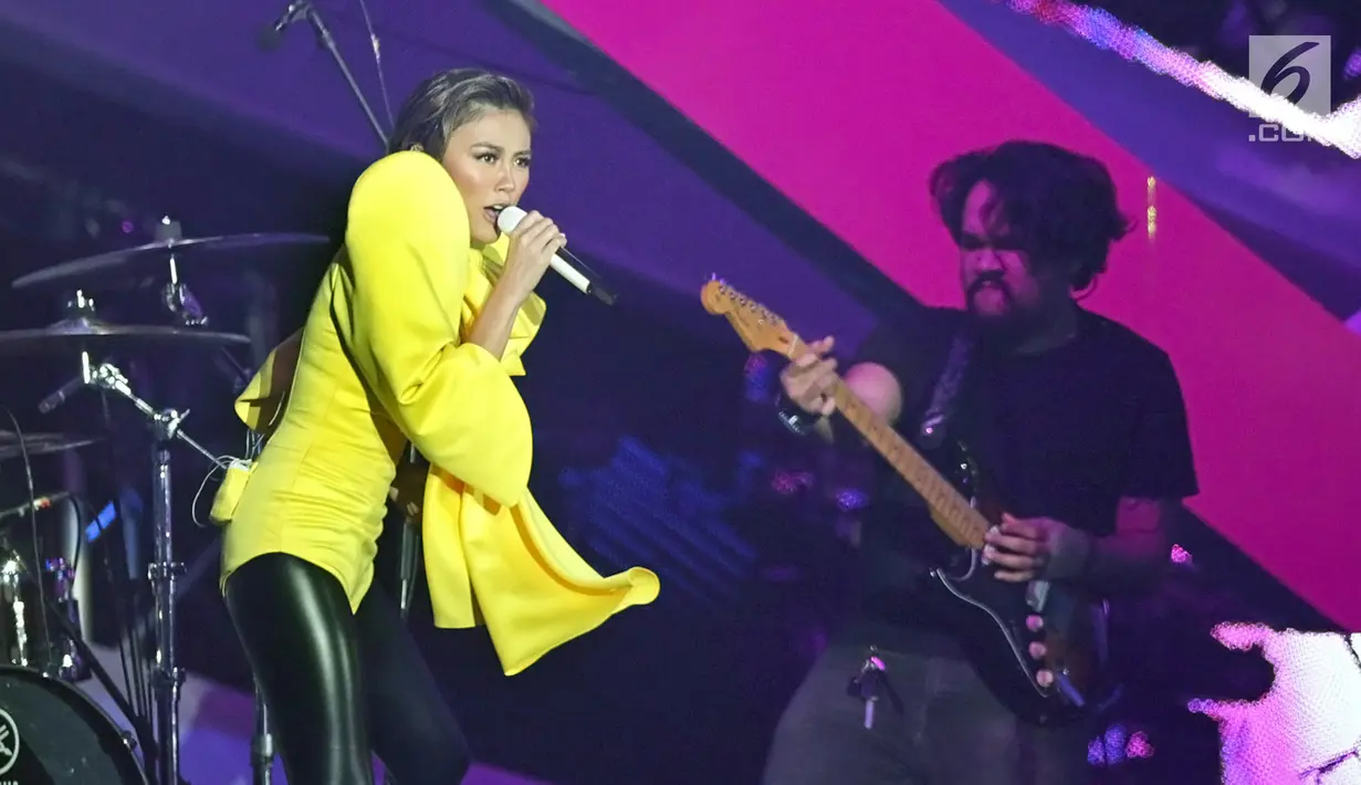 Penyanyi Indonesia, Agnez Mo tampil di Konser Lazada Super Party di ICE BSD, Serpong, Tangerang Selatan, Banten, Selasa (26/3/2019). Konser perdana persembahan Lazada ini digelar dalam rangka memperingati hari jadinya yang ke- 7. (Fimela.com/Bambang E. Ros)