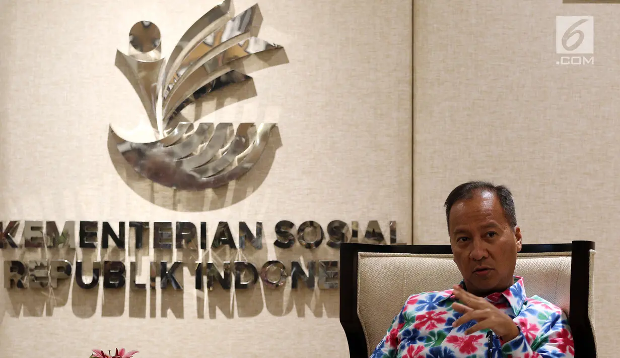 Menteri Sosial Agus Gumiwang Kartasasmita memberi paparan saat menerima kunjungan Emtek Group di Kementerian Sosial, Jakarta, Selasa (18/12). Kunjungan tersebut membahas kerja sama di sektor media. (Liputan6.com/JohanTallo)