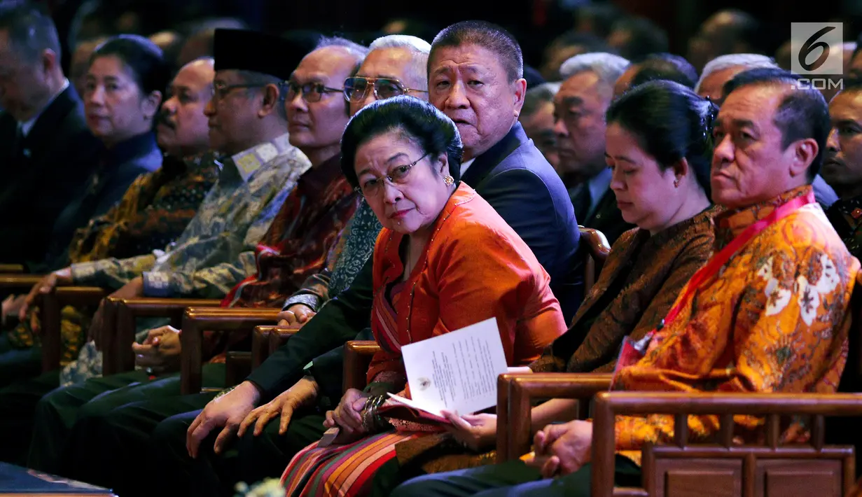 Megawati Soekarnoputri bersama Menko PMK Puan Maharani menghadiri perayaan Dharmasanti Waisak Nasional 2562 BE/2018 di Tzu Chi Center, Jakarta, Senin (4/6). Acara bertema "Bersatu, Berbagi, dengan Cinta Kasih Membangun Bangsa'. (Liputan6.com/JohanTallo)
