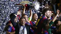 Xavi Hernandez didampingi oleh Luis Enrique bersama pemain Barcelona lainnya mengangkat trofi juara final Liga Champions. (REUTERS / Michael Dald)