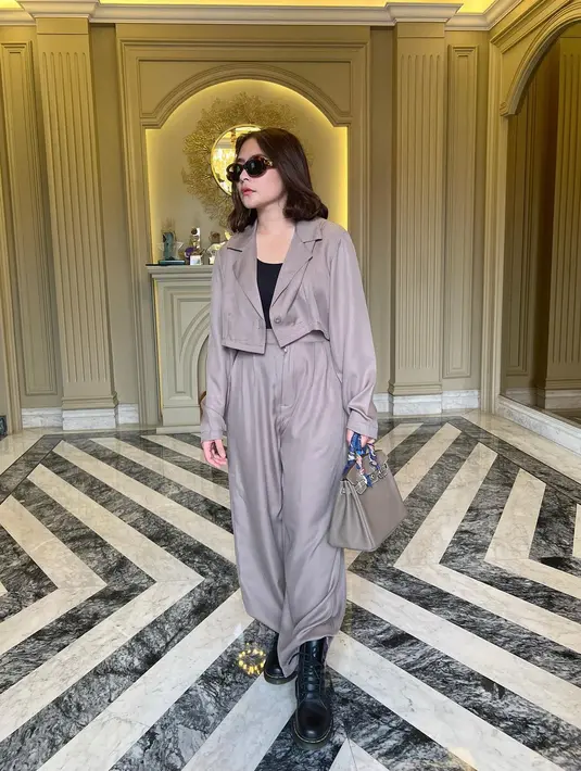 Tampil keren dan classy dengan padu padan crop blazer dan loose pants serba warna charcoal.. [@prillylatuconsina96]
