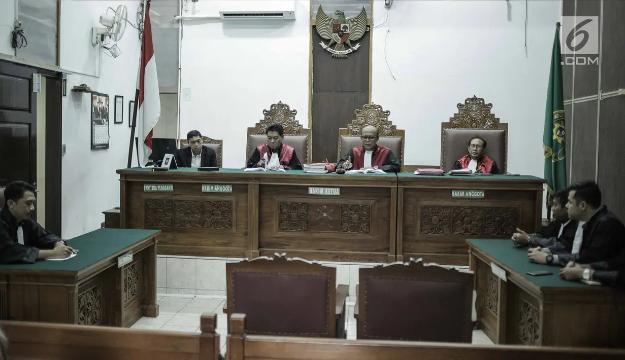 Kursi terdakwa kosong saat sidang lanjutan Gatot Brajamusti yang ditunda di Pengadilan Negeri Jakarta Selatan, Selasa (27/3). (Liputan6.com/Faizal Fanani)