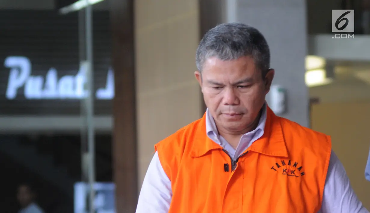 Supervisor KPP Pajak Pratama Ambon Sulimin Ratmin usai menjalani pemeriksaan di Gedung KPK, Jakarta, Rabu (19/12). Sulimin diperiksa sebagai tersangka terkait dugaan menerima suap upaya pengurangan pajak yang harus dibayar. (Merdeka.com/Dwi Narwoko)