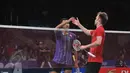 Pebulu Tangkis Indonesia, Tommy Sugiarto bersalaman dengan Marc Zwiebler asal Jerman di putaran kedua BCA Indonesia Open Superseries Premier 2015 di Istora Senayan, Jakarta, Rabu (4/6/2015). Tommy kalah 16-21, 22-20, 21-19. (Liputan6.com/Herman Zakharia)