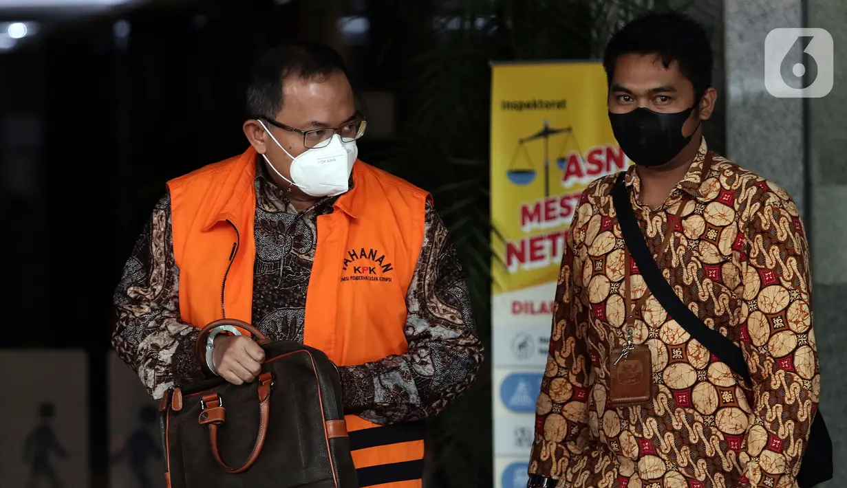 Bupati Musi Banyuasin (nonaktif) Dodi Reza Alex Noerdin (kiri) usai sidang secara daring dari PN Klas IA Palembang, Gedung KPK Jakarta, Rabu (11/5/2022). Sebelumnya, Dodi didakwa menerima hadiah atau janji terkait pengadaan barang/jasa pada Dinas PUPR TA 2021. (Liputan6.com/Helmi Fithriansyah)