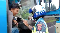 Kemenhub melakukan operasi ramp check terhadap kendaraan umum di jalur menuju Puncak, Bogor, Sabtu (24/12/2022). (Liputan6.com/Achmad Sudarno)