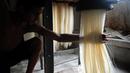 Seorang pekerja sedang membuat bihun saat proses pembuatan Sheerkhorma di Allahabad, India, 16 Juni 2016. Sheerkhorma merupakan hidangan manis tradisional khas Ramadan bagi muslim di India. (AFP PHOTO/SANJAY Kanojia)