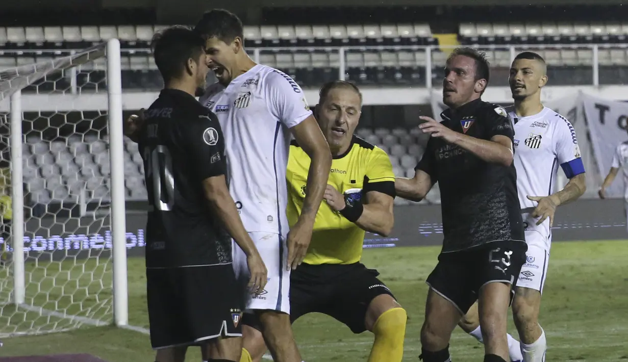 Wasit dibantu pemain lainnya harus segera melerai pemain yang melakukan kontak fisik akibat dari adu mulut agar  tak merugikan kedua tim. (Foto: AP/Pool/Amanda Perobelli)