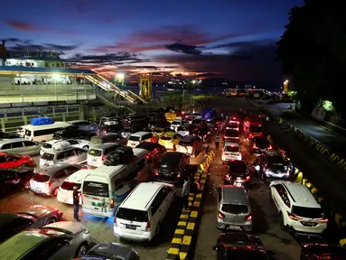 Anteran kendaraan saat menanti waktu naik kapal penyeberangan di Pelabuhan Merak, Cilegon, Banten, Sabtu (6/4/2024). (Liputan6.com/Angga Yuniar)