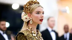 Anya Taylor-Joy sukses bikin publik terkesima saat hadiri Met Gala 2018 lalu. Ia tampil memesona dengan gaun Dolce & Gabbana berhias renda emas dengan hiasan kepala penuh bunga. (Liputan6.com/IG/@anyataylorjoy)