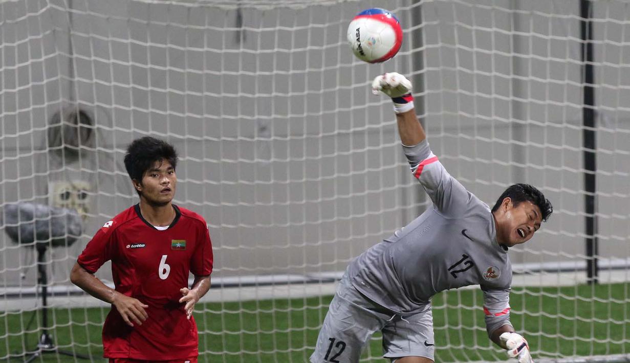 Kiper Indonesia U-23, M. Natshir Fadhil (kanan), harus empat kali memungut bola dari dalam gawangnya. (Bola.com/Arief Bagus)