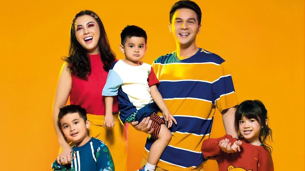 6 Potret Kompak Jonathan Frizzy dengan Ketiga Anaknya yang Jadi Bintang Iklan