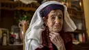 Wanita tua dari Chaouia pegunungan Aures, Aljazair tampak bertato dibagian mukanya. Untuk menebus dosanya karena menato tubuhnya wanita - wanita ini membayar denda dengan menyumbangkan harta mereka. (Dailymail.co.uk)