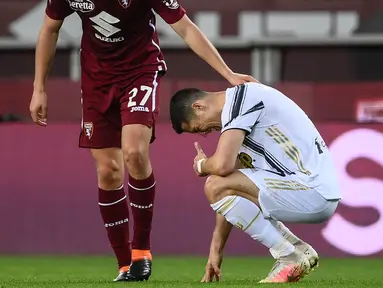 Striker Juventus, Cristiano Ronaldo, tampak kecewa usai ditahan imbang Torino pada laga Serie A di Stadion Olympic, Turin, Minggu (4/4/2021). Kedua tim bermain imbang 2-2.(AFP/Marco Berorello)