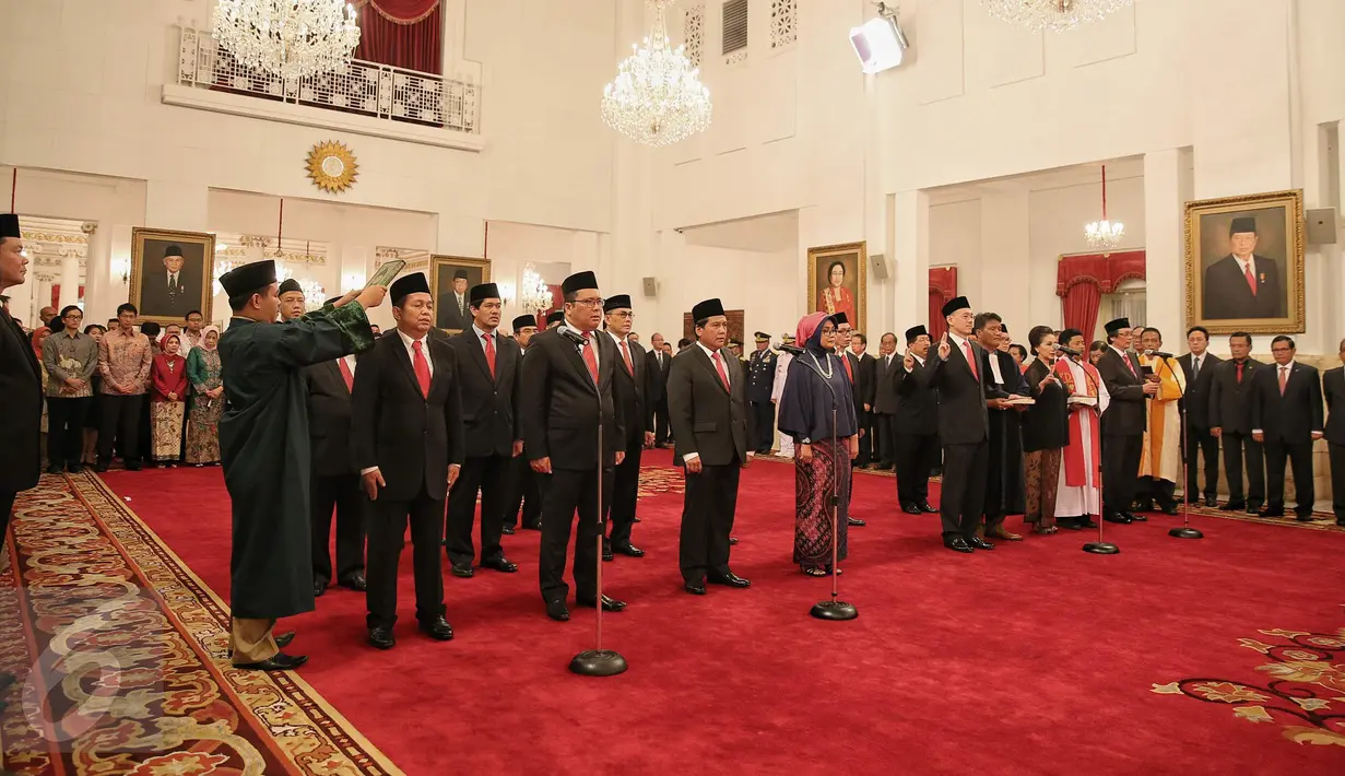 Jajaran Komite Ekonomi dan Industri Nasional (KEIN) mengucapkan sumpah jabatan yang dipimpin oleh Presiden Joko Widodo saat pelantikan di Istana Negara, Jakarta, Rabu (20/1). Pembentukan KEIN sesuai Perpres Nomor 8 Tahun 2016. (Liputan6.com/Faizal Fanani)