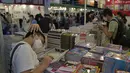 Pengunjung membaca di stan selama pameran buku tahunan di Hong Kong, Rabu (20/7/2022). Pameran Buku Hong Kong akan diadakan pada 20-26 Juli. (AP Photo/Kin Cheung)