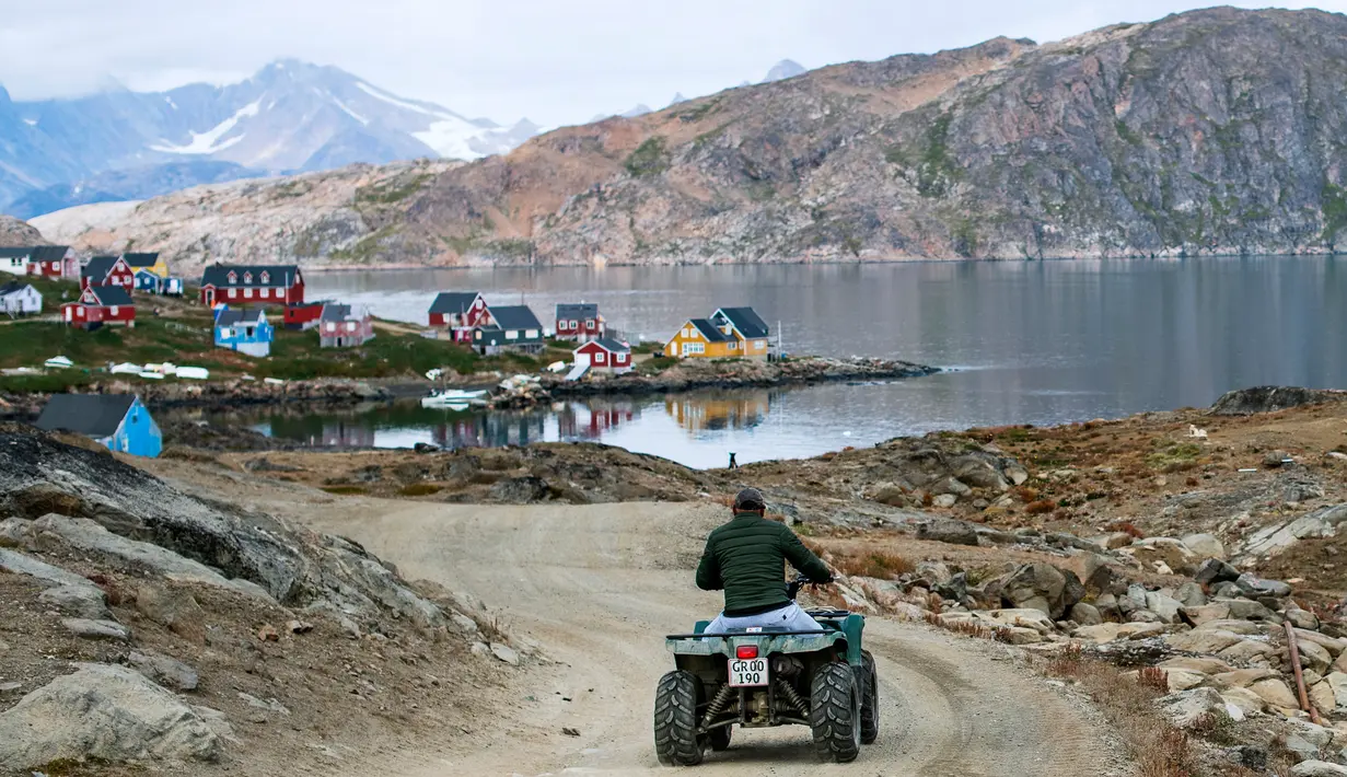 Seorang warga mengendarai ATV di Desa Kulusuk, Kota Sermersooq, Greenland, Denmark, 19 Agustus 2019. Desa Kulusuk ditinggali sekitar 280 orang. (Jonathan NACKSTRAND/AFP)