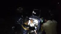 Petugas Kepolisian Resor kota Banyuwangi Emengevakuasi korban Kecelkaan di jalur menuju Gunung Ijen Dari Jurang Sedalam 30 Meter. (Istimewa)