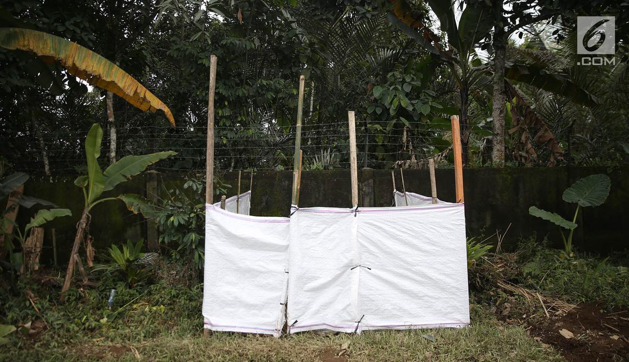 Kondisi MCK sementara di di Posko Pengungsi Rendang, Bali, Sabtu (2/12). Jauhnya lokasi dan terbatasanya jumlah MCK membuat para pengungsi harus membangun MCK sendiri, meskipun dengan kondisi yang seadanya. (Liputan6.com/Immanuel Antonius)