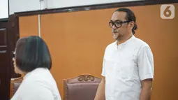 Pelawak yang merupakan terdakwa Tri Retno Prayudati alias Nunung dan suaminya July Jan Sambiran saat menjalani sidang lanjutan kasus penyalahgunaan narkotika dengan agenda pembacaan tuntutan di Pengadilan Negeri Jakarta Selatan, Rabu (13/11/2019). (Liputan6.com/Immanuel Antonius)