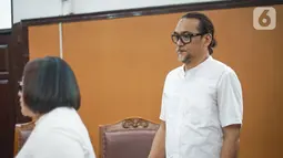 Pelawak yang merupakan terdakwa Tri Retno Prayudati alias Nunung dan suaminya July Jan Sambiran saat menjalani sidang lanjutan kasus penyalahgunaan narkotika dengan agenda pembacaan tuntutan di Pengadilan Negeri Jakarta Selatan, Rabu (13/11/2019). (Liputan6.com/Immanuel Antonius)