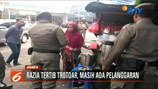 Suku Dinas Perhubungan menggelar razia tertib trotoar di Matraman, Jakarta Timur. Sejumlah PKL yang berjualan di atas trotoar diamankan.