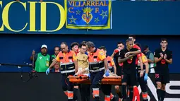 Marc-Andre Ter Stegen terpaksa meninggalkan lapangan menggunakan tandu karena cedera yang didapatkannya cukup parah saat Barcelona menghadapi Villarreal di Stadion La Ceramica pada Minggu (22/9/2024). (AFP/Jose Jordan)