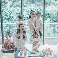 Di hari spesial ini, Sandra Dewi mendapat kejutan spesial dari sang suami dan kedua anaknya. (Foto: instagram.com/sandradewi88)