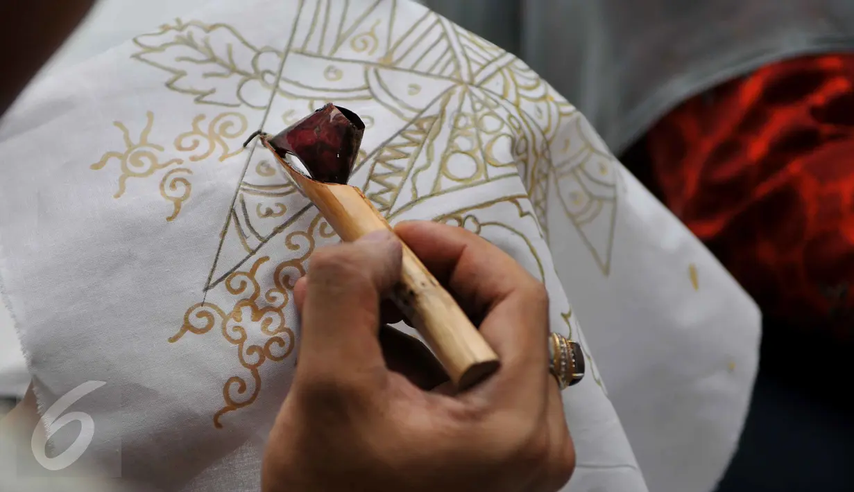 <p>Seorang ibu membatik tulis bersama di Kampung Batik di Palbatu, Jakarta, Jumat (2/10). Kegiatan dalam rangka memperingati Hari Batik Nasional tersebut untuk memupuk rasa cinta akan batik sebagai warisan budaya asli Indonesia. (Liputan6.com/Gempur M Surya)</p>
