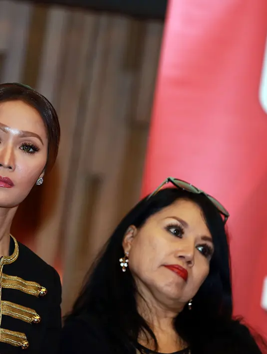 Berbeda dari orang mengatasnamakan Solidaritas Keluarga Korban Kebakaran. Mereka datang di rumah Inul, untuk memberikan kado berupa foto tragedi kebakaran tempat karaoke Inul Vizta, 25 Oktober 2015 yang menelan 12 korban jiwa. (Deki Prayoga/Bintang.com)