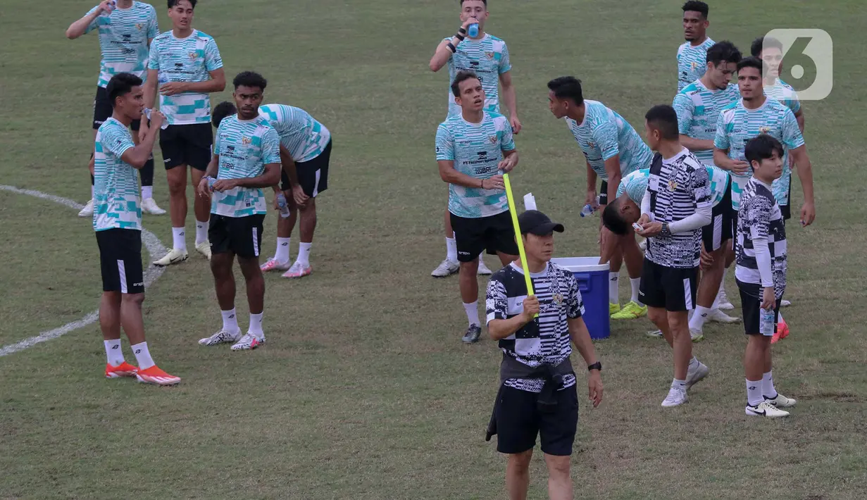 Kedua pertandingan tersebut merupakan lanjutan putaran kedua Piala Dunia 2026 zona Asia Grup F. (Liputan6.com/Herman Zakharia)