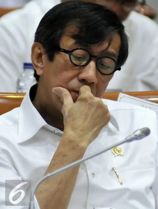 Menkumham, Yasonna Laoly mengikuti Rapat Kerja (Raker) dengan Komisi III DPR, Kompleks Parlemen, Jakarta, (3/2). Raker tersebut membahas legislasi, pengawasan dan temuan Hapsem BPK RI Semester I Tahun 2015. (Liputan6.com/JohanTallo)