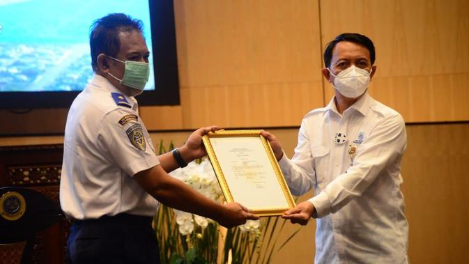 Kementerian Perhubungan secara resmi menyerahkan sertifikat tipe Pesawat N219 kepada PT Dirgantara Indonesia (DI). (Foto: Kemenhub)