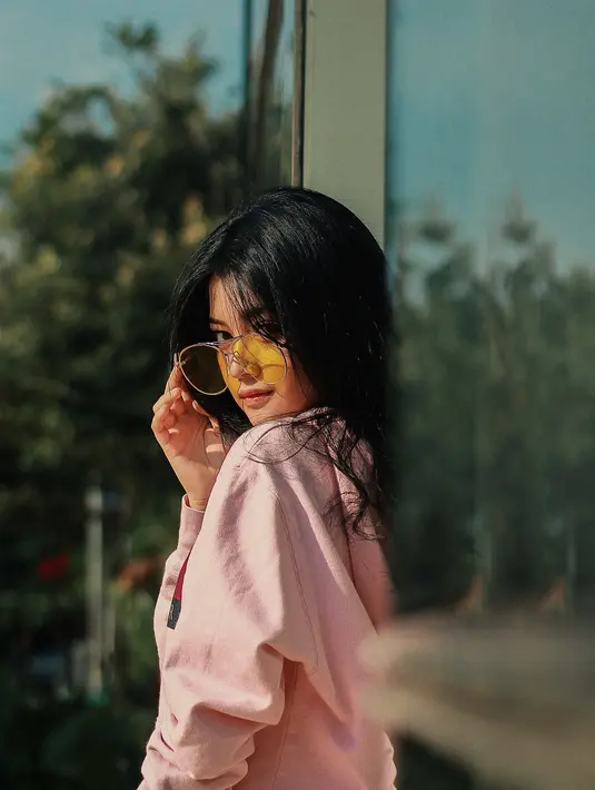 Seperti anak remaja sepantarannya, Yoriko yang hobi tampil girly ini juga sering bergaya ala keinian. Seperti kacamata trendy yang dipakainya ini dengan rambut yang dibiarkan terurai manja. (Instagram/yorikooangln_)