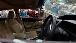 Kondisi bagian dalam mobil milik penyanyi Sufi Amjad Sabri di Karachi, Pakistan, Rabu (22/6). Amjad Sabri tewas ditembak oleh pria tak dikenal. (REUTERS / Akhtar Soomro)