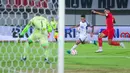 Pemain PSIS Semarang, Gali Freitas, berusaha mencetak gol ke gawang Persija Jakarta pada laga pekan ke-25 BRI Liga 1 2024/2025 di Indomilk Arena, Rabu (05/03/2025) malam WIB. (Bola.com/M Iqbal Ichsan)