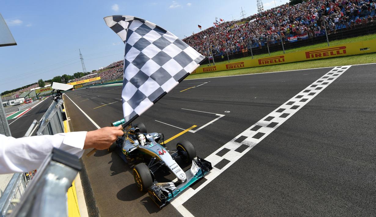 Pebalap Mercedes, Lewis Hamilton, saat finis pertama dalam balapan F1 GP Hungaria di Sirkuit Hungaroring, Budapest, Minggu (24/7/2016). (AFP/Andrej Isakovic)