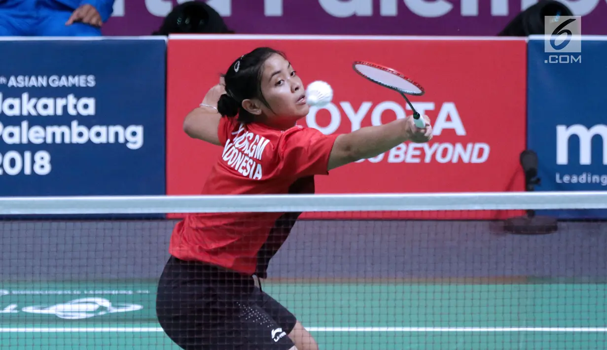 Tunggal putri Indonesia, Gregoria Mariska Tunjung mengembalikan kok ke arah pemain Jepang, Akana Yamaguchi pada semifinal Bulutangkis Beregu Putri Asian Games 2018 di Jakarta, Selasa (21/8). (Liputan6.com/Helmi Fithriansyah)