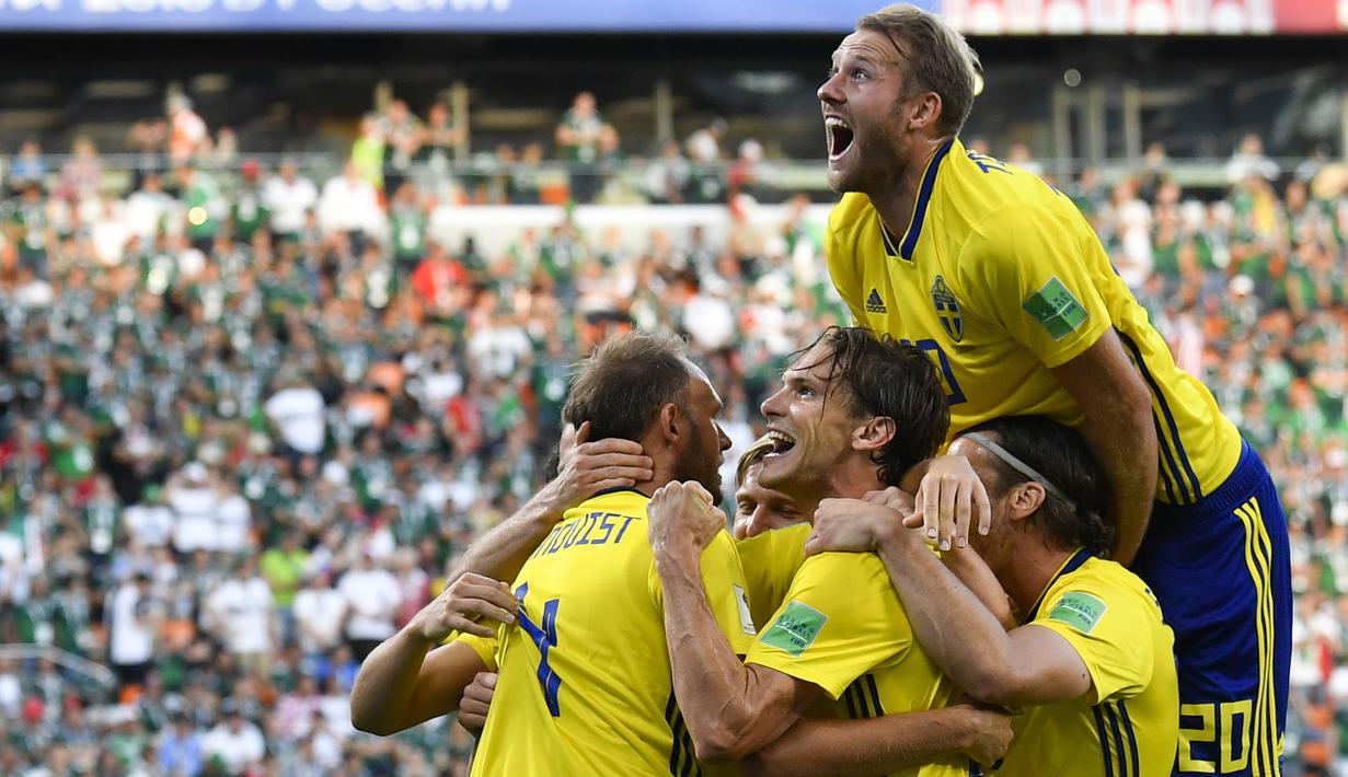 Para pemain Swedia merayakan gol Andreas Granqvist saat melawan Meksiko pada laga grup F Piala Dunia 2018 di Yekaterinburg Arena, Yekaterinburg, Rusia, (27/6/2018).  Swedia menang telak 3-0 atas Meksiko. (AP/Martin Meissner)