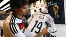 Salah satu pengunjung toko di Frankfurt, (14/7/2014), melihat kaos Timnas Jerman dengan nama Gotze.(REUTERS/Ralph Orlowski)