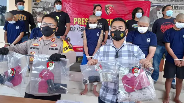 Polres Lebak Menampilkan Barang Bukti Air Softgun Dan Alat Setrum. (Kamis, 20/05/2021). (Liputan6.com/Yandhi Deslatama).