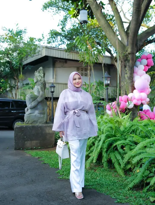Cocok untuk kondangan, padukan outer organza warna ungu pastel dengan celana cutbray putih.[Instagram/aurelie.hermansyah]