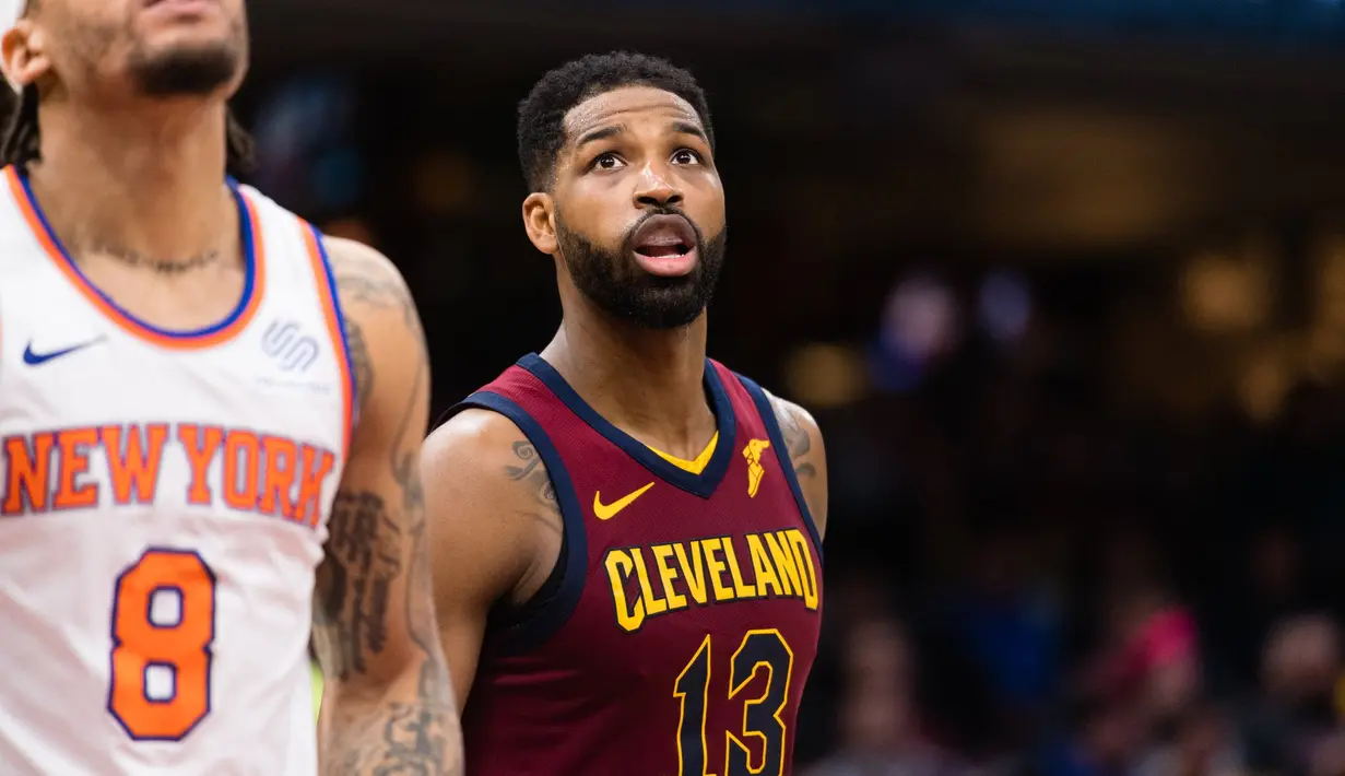 "Tristan pasti mendengarnya juga namun tak mengubah ekspresinya," tambah sumber. (PopSugar)