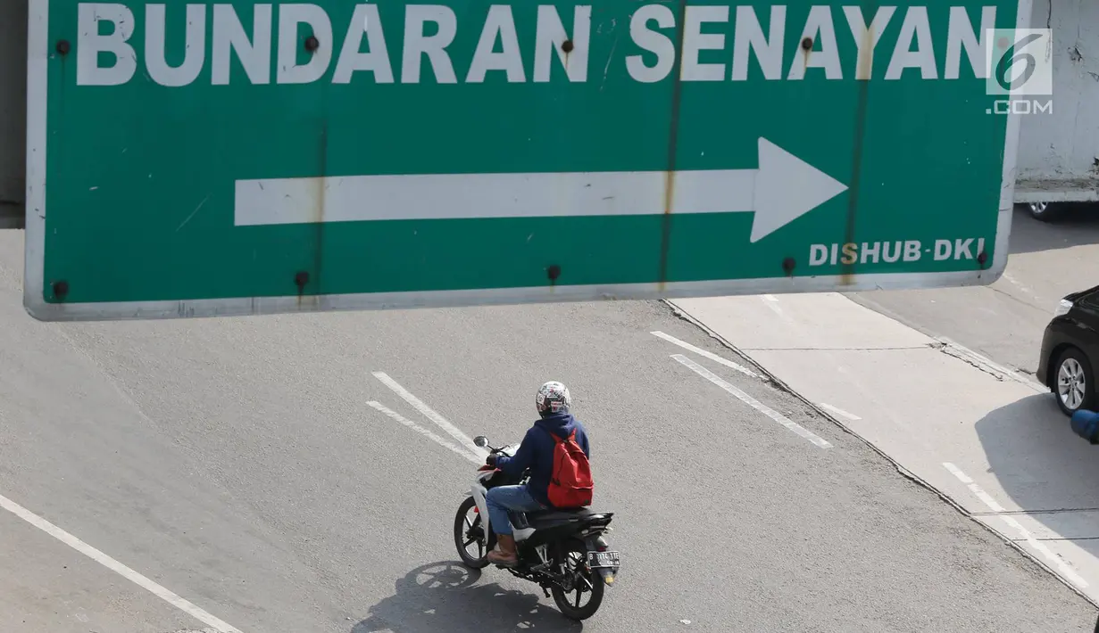 Pengandara sepeda motor melintasi Jalan Sudirman di kawasan Senayan, Jakarta. Senin (7/8). Kepala Dishub DKI Jakarta Andri Yansyah, mengatakan rencana perluasan rute larangan sepeda motor akan diterapkan pada 2017. (Liputan6.com/Immanuel Antonius)